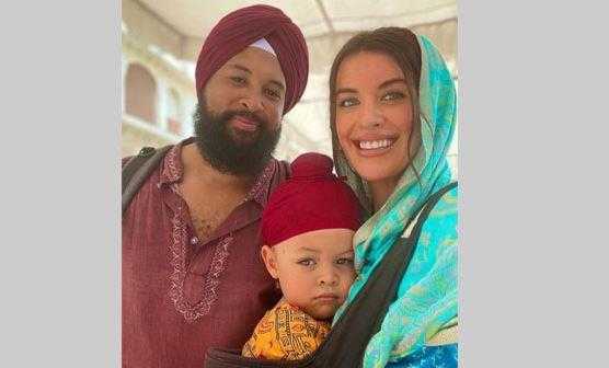 Viral-video foreign-family-tying-turban Punjab-News