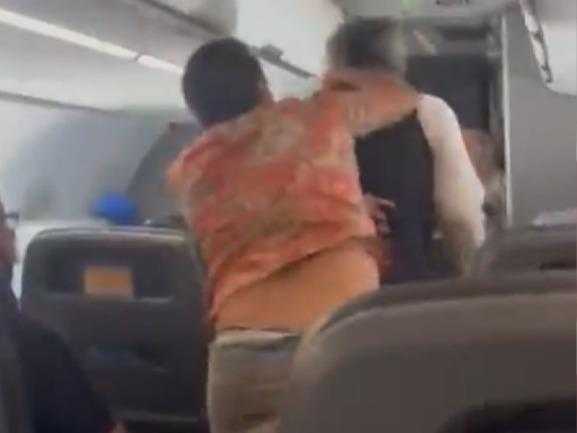American-Airlines-passenger-flight-attendant-fight-viral-video American-Airlines-passenger-flight-attendant-fight-video-Video -American-Airline-Man-Cabin-Crew-Punch