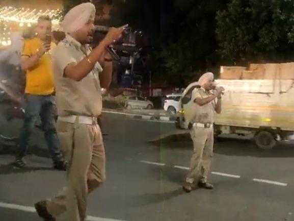 Punjab-Police-Daler-Mehndi -Punjab-Police-No-Parking-Daler-Mehndi -Punjab-Police-Daler-Mehndi-No-Parking-Viral-Video