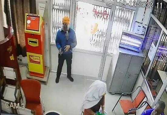 Amritsar-robbery Amritsar-robbery-of-18-lakhs Punjab-National-Bank-robbery