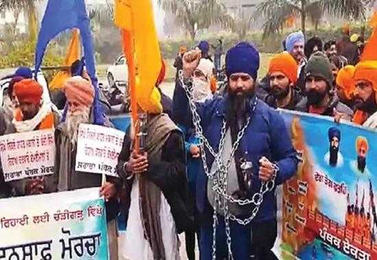 sikh-protestors-clash chandigarh-police-lathi-charge-on-sikh-protestors sikh-protestors
