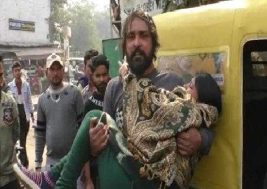 Ludhiana-bus-station-ruckus auto-driver-carries-pregnant-wife ASI-accused-charging-bribe